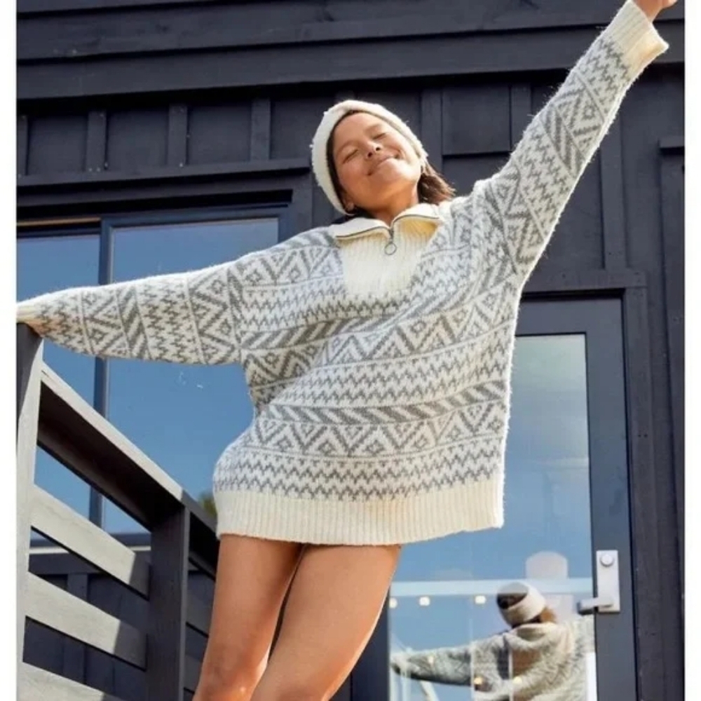 Aerie Cozy Cream and Gray Patterned Sweater